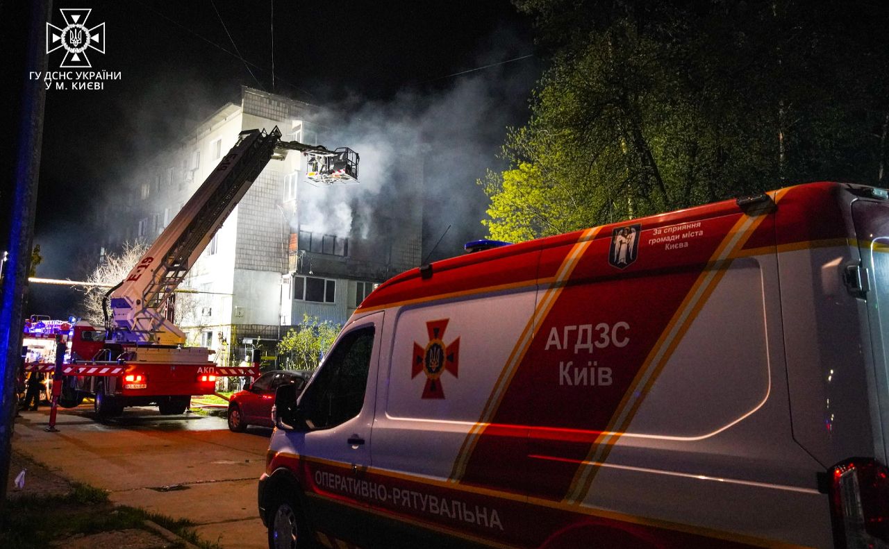 Рятувальники на гасінні пожежі. Фото: ГУ ДСНС у м.Києві