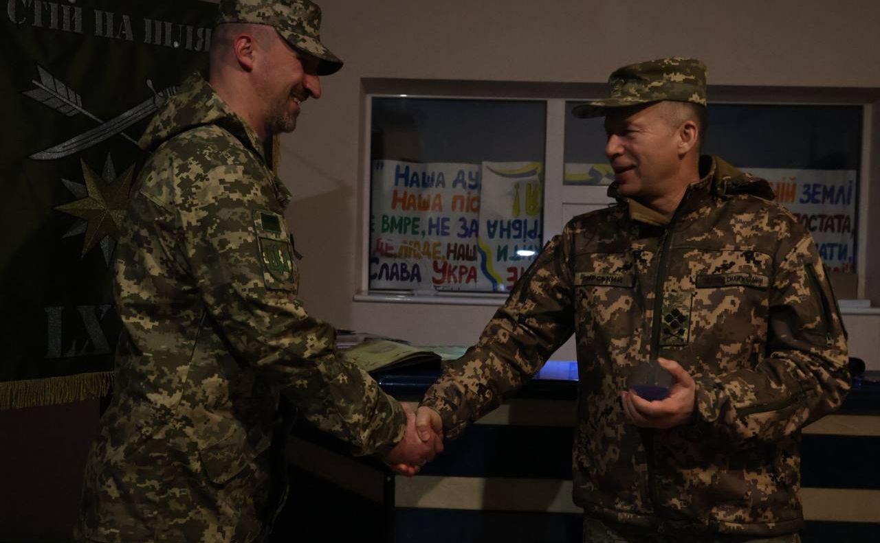 Командувач Східного угруповання військ із оборонцями Донеччини. Фото: тк О.Сирський