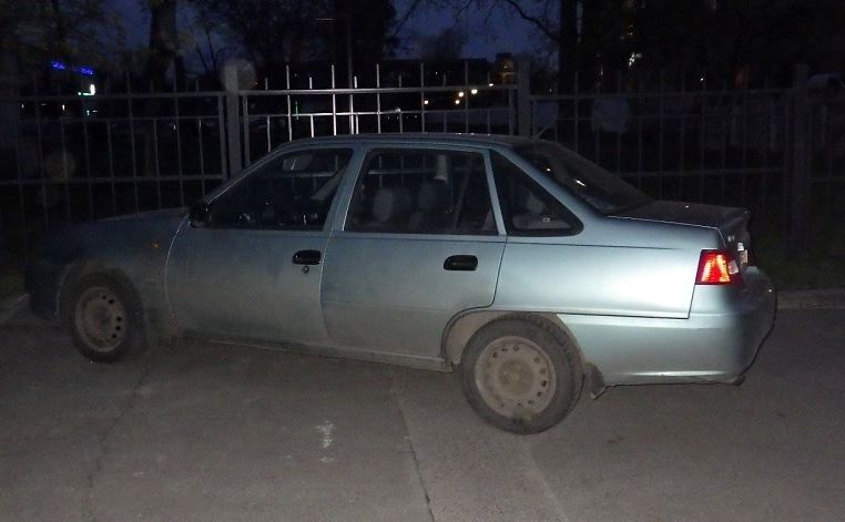 Злодії обікрали Daewoo Nexia на парковці. Фото: поліція Києва