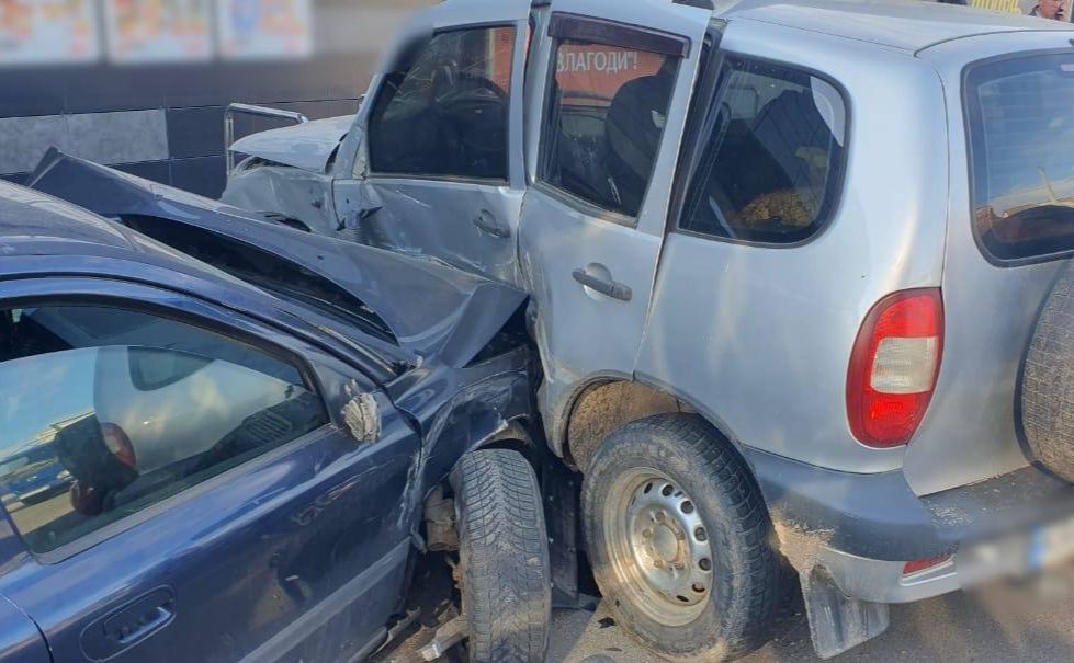 Volvo вилетів з дороги на стоянку. Фото: поліція Київщини