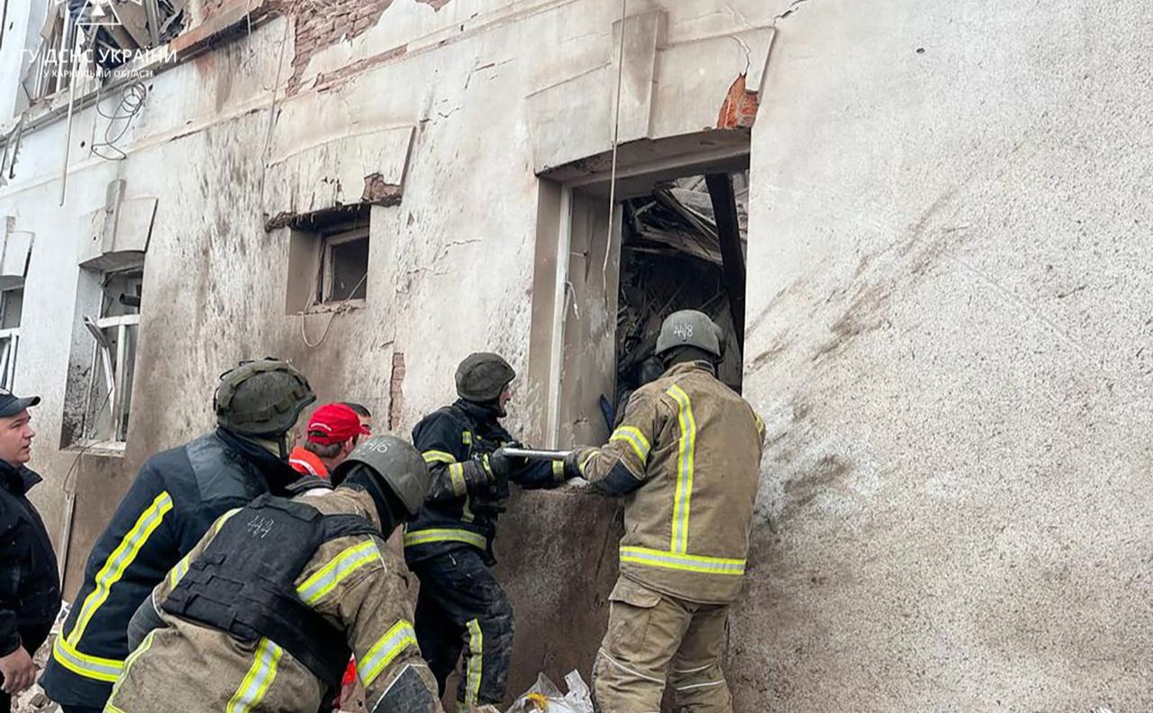 Рятувальники витягують людей з-під завалів краєзнавчого музею у Куп’янську. Фото: МВС