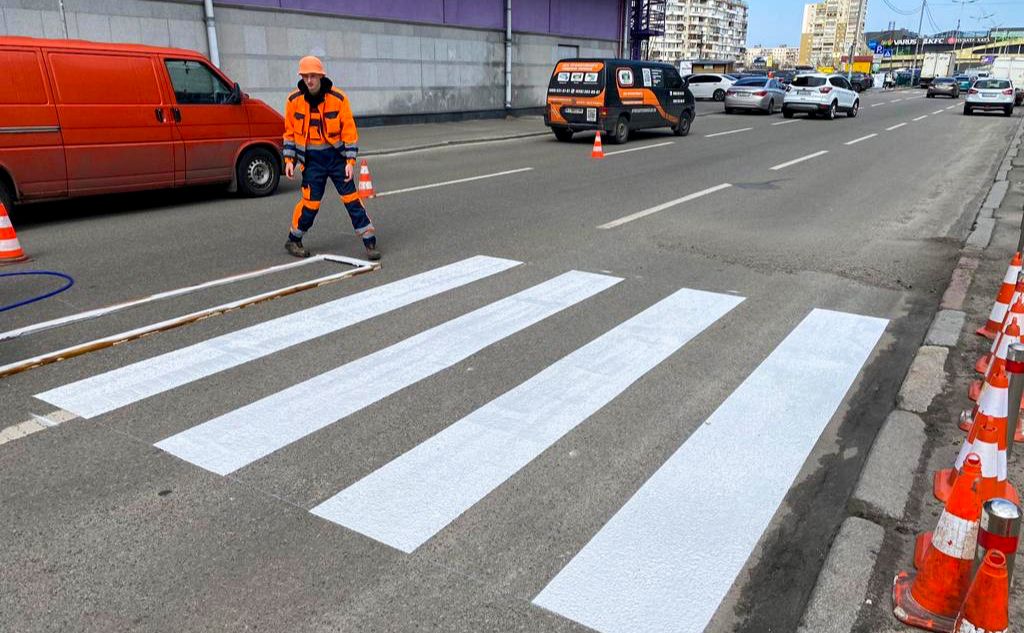 Дорожники наносять розмітку. Фото: КП «Київавтодор»