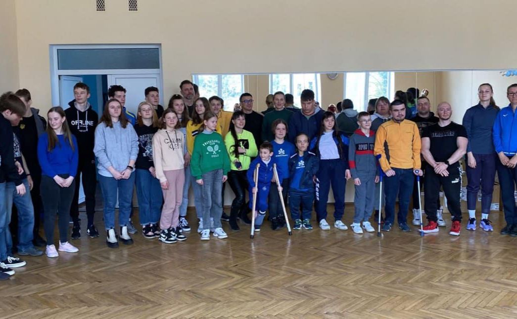 Олена Говорова та Георгій Зантарая разом з юними спортсменами. Фото: Київрада/Facebook