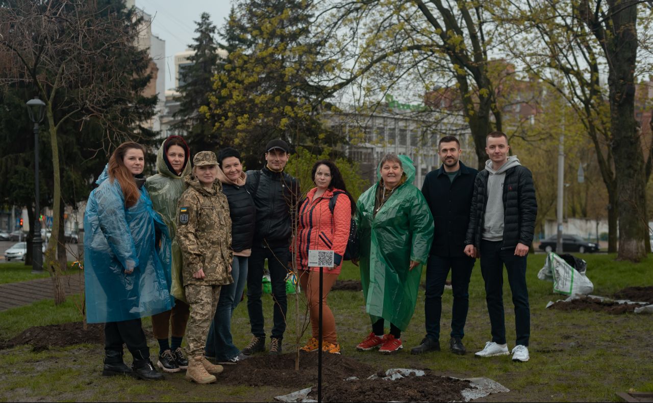 Учасниці рухуу «VETERANKA», представників Київзеленбуду та проєкту «Парк Перемоги». Фото: Олександра Злуніцина
