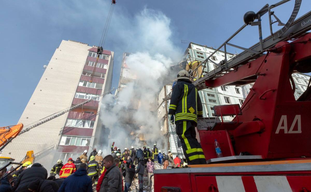 Умань, рятувальники шукають мешканців багатоповерхівки. Фото: В.Зеленський телеграм