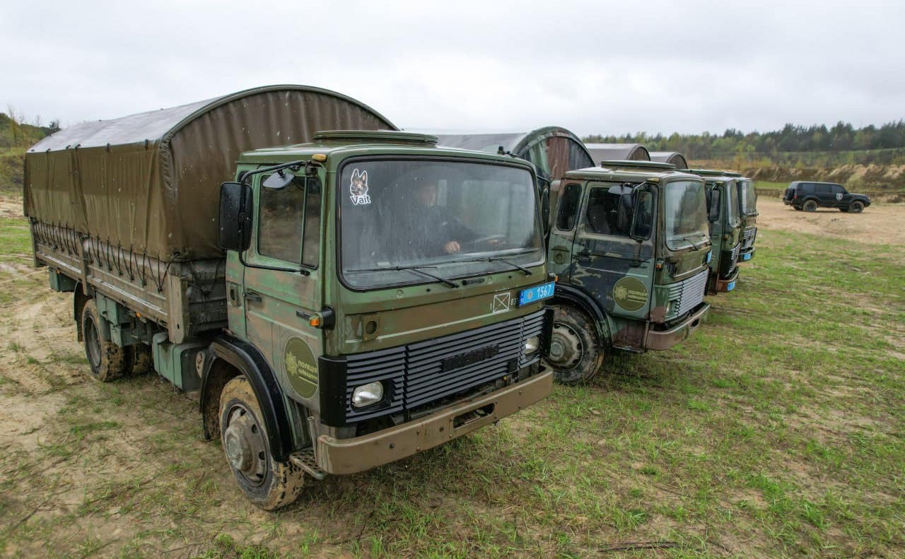 Пʼять бортових вантажних автомобілів Iveco. Фото: поліція Київщини