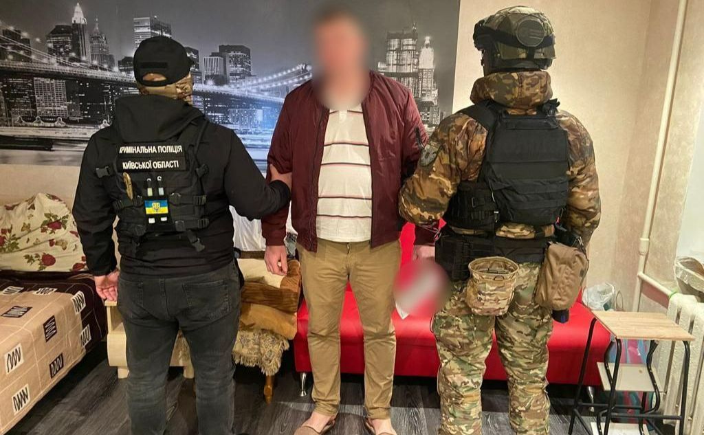 Сутенера затримали та оголосили йому підозру. Фото: Київська обласна прокуратура
