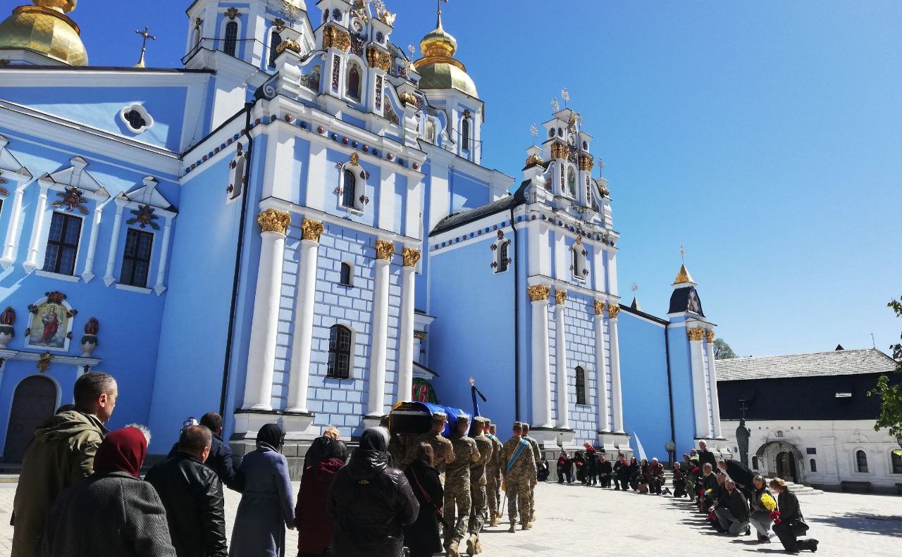 Траурана процесія прямує у Михайлівський Золотоверхий монастир. Фото: Наталка Марків