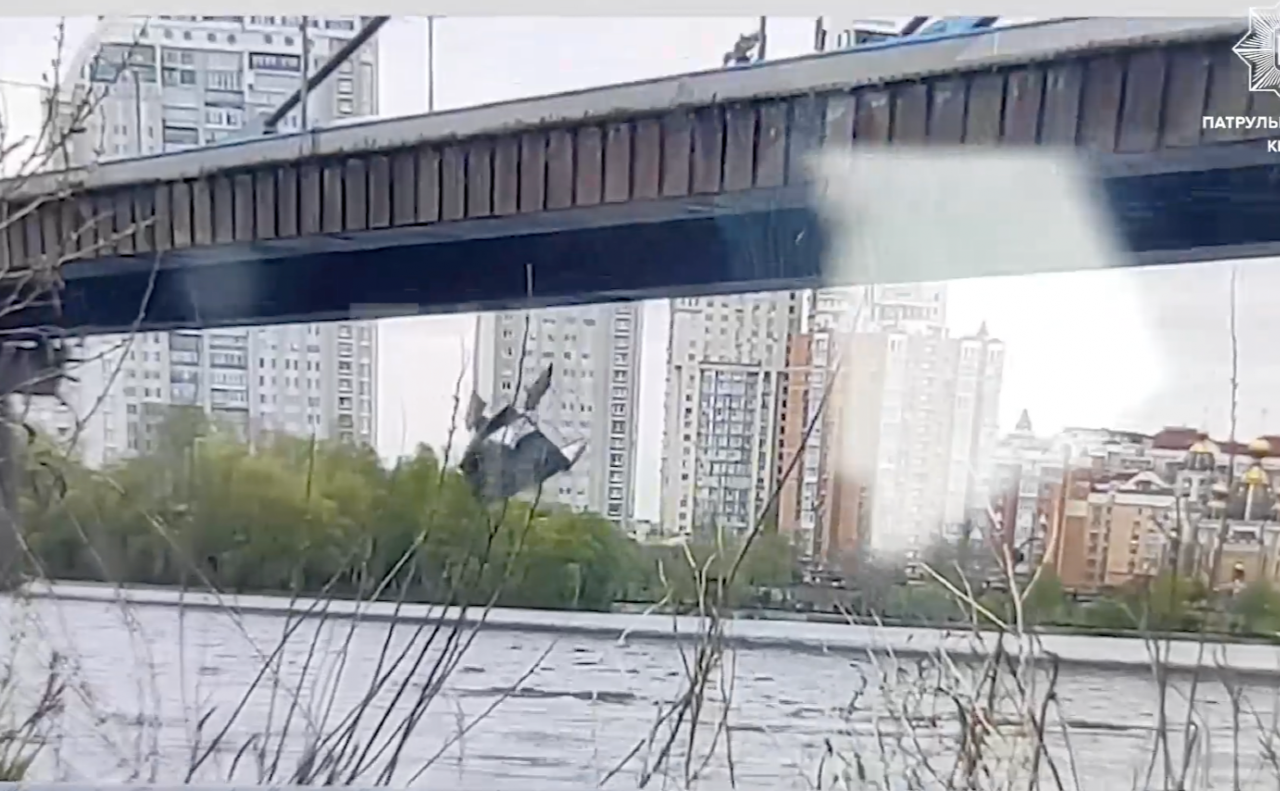 Скрін з відео, де водій викидує конструкцію. Фото: патрульна поліція