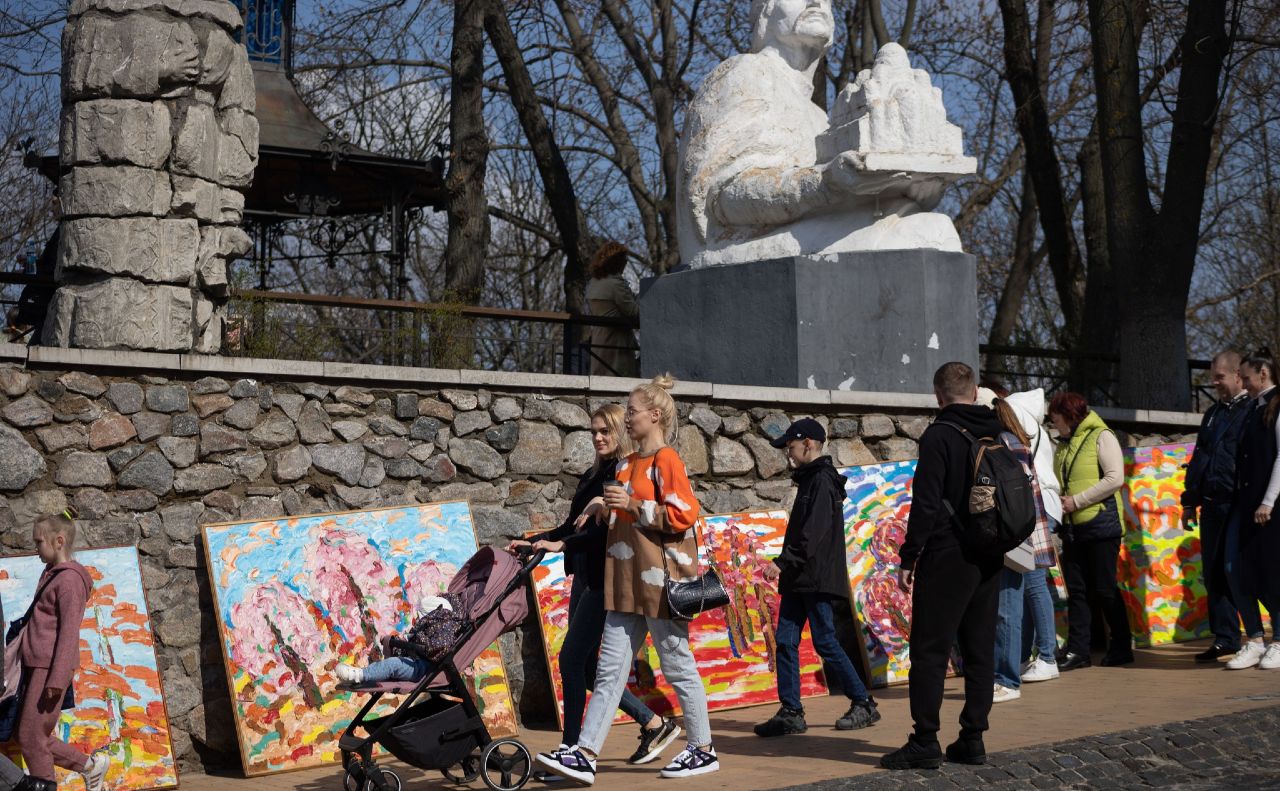 У сонячну погоду гуляти Алеєю художників одне задоволення. Фото: Михайло Марків