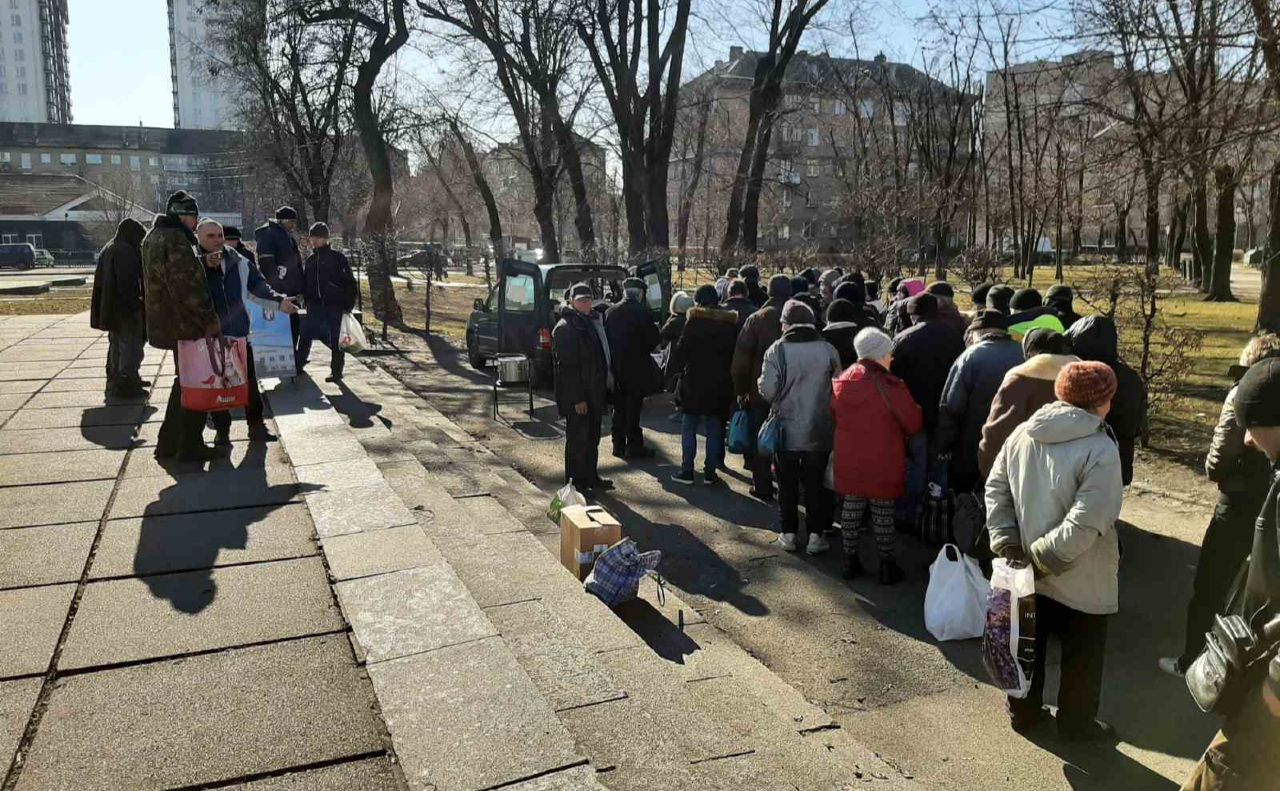 Щодня гарячі обіди роздавали тим, хто потребував допомоги. Фото: Департамент соцполітики