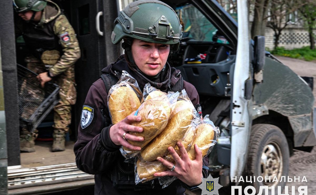 Нацполіція розвозить хліб у прифронтові села. Фото: НПУ