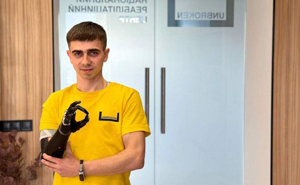 Військовий ЗСУ збіонічним протезом. Фото реабілітаційного Центру НЕЗЛАМНІ.