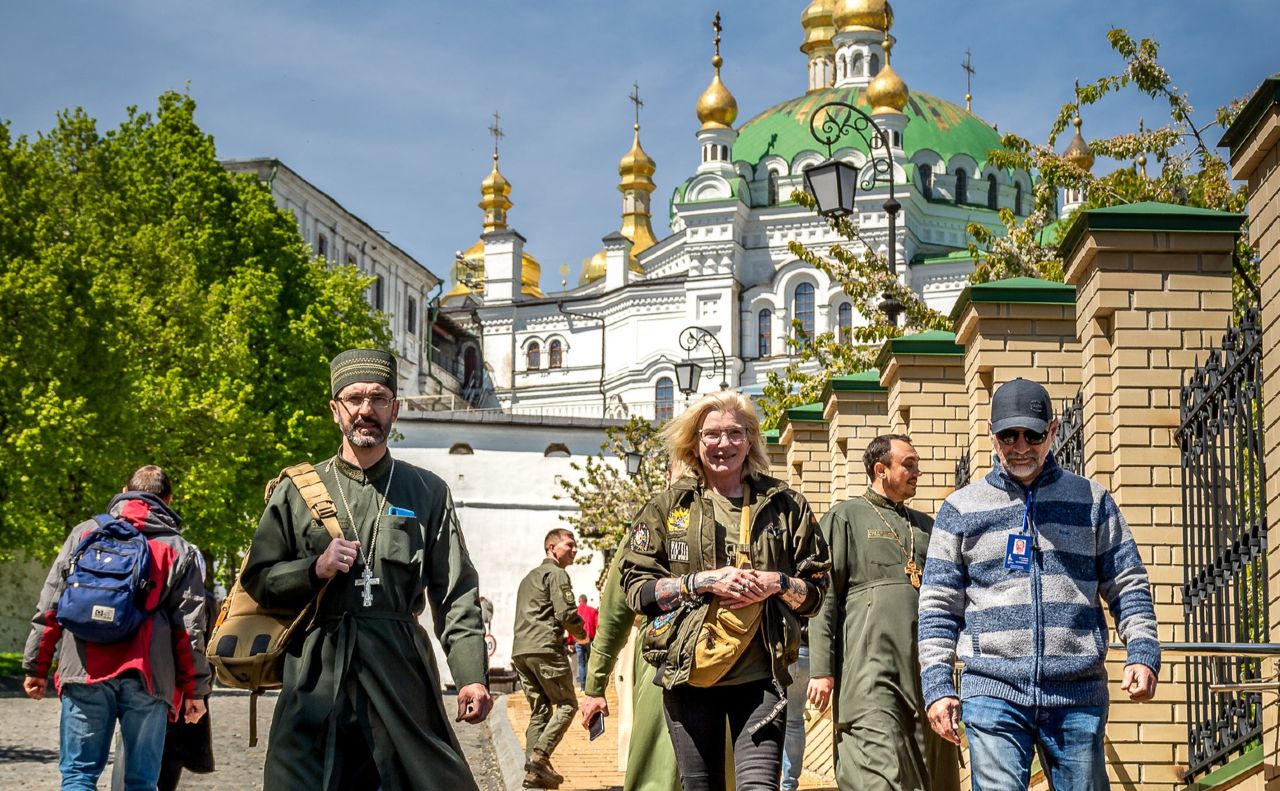 Юлія Паєвська та капелани прийшли до Києво-Печерської лаври. Фото: Facebook