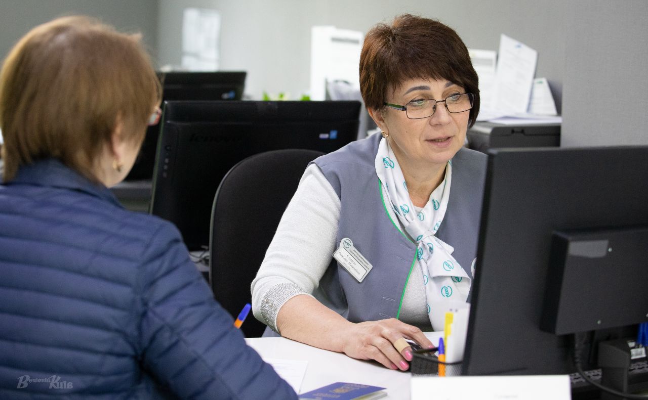 Фахівці ЦКС мають підготувати пакет документів для підпису. Фото: Олексій Самсонов