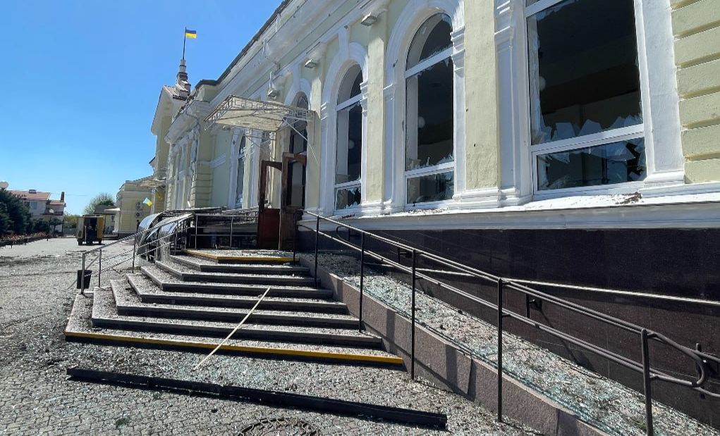 Вокзал у Херсоні пілся обстрілу. Фото: Суспільне Херсон