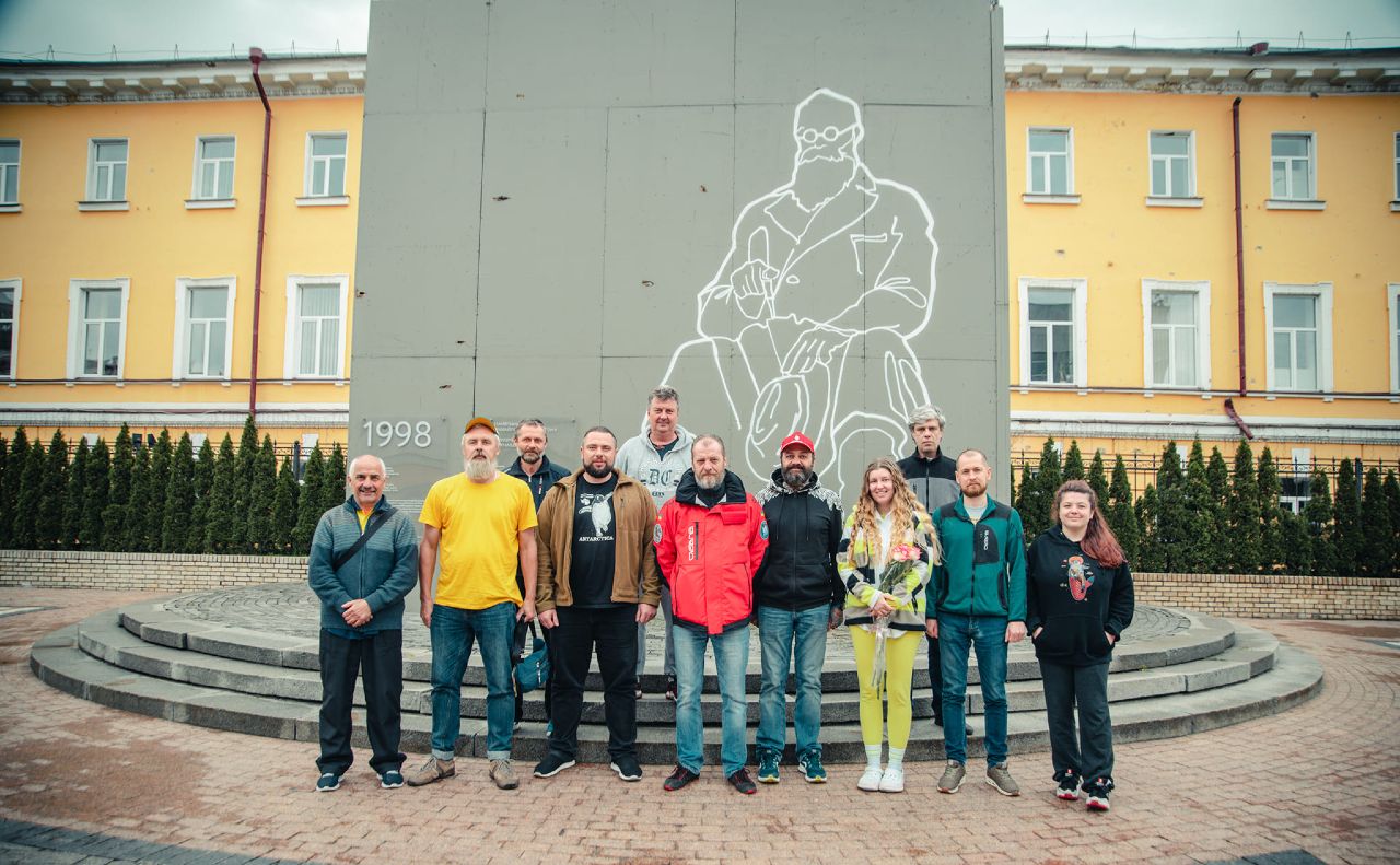 Полярники біля пам’ятника Грушевському. Фото: Алекс Заклецький