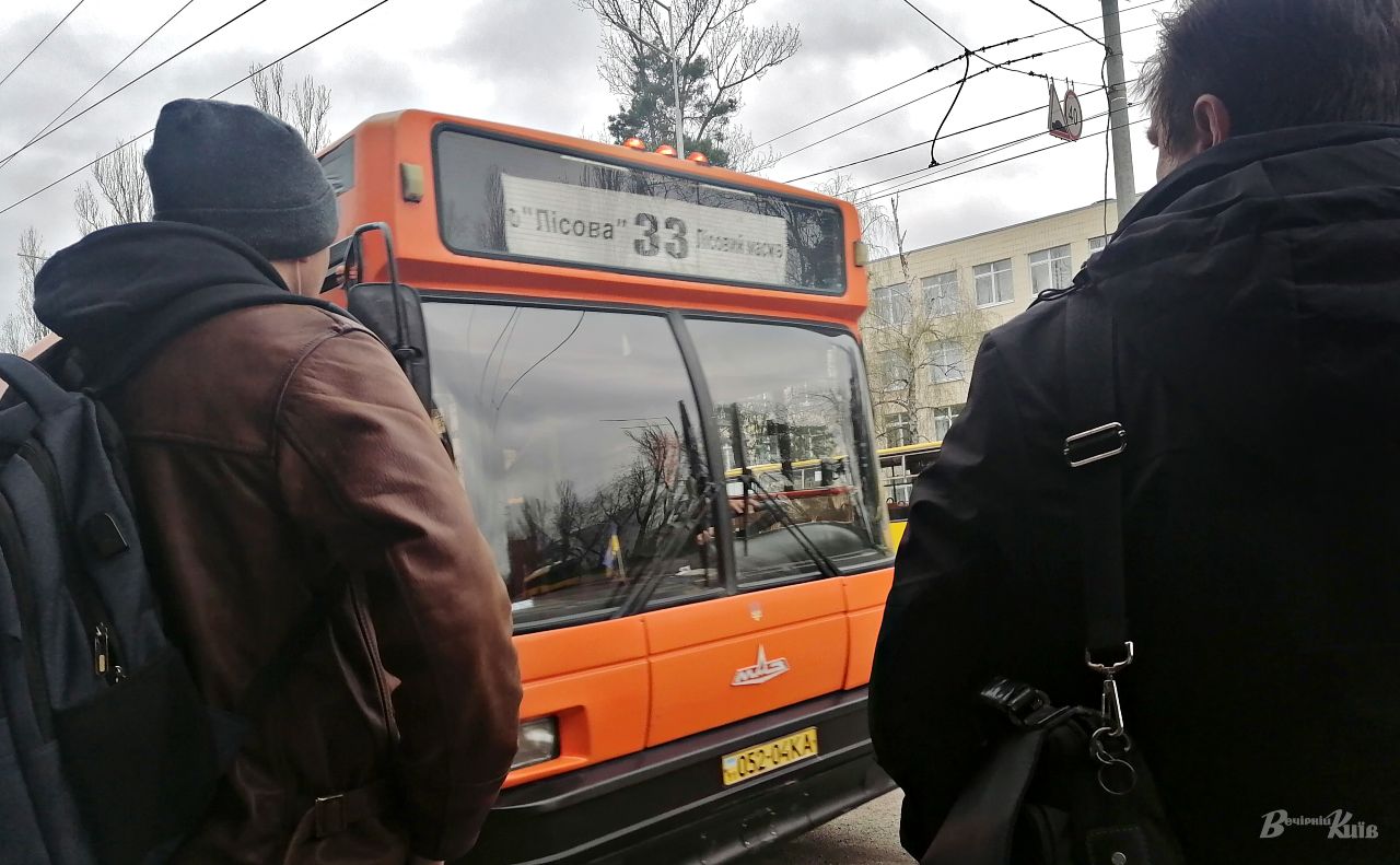 Деякі автобуси завтра їздитимуть іншим шляхом. Фото: Наталія Слінкіна