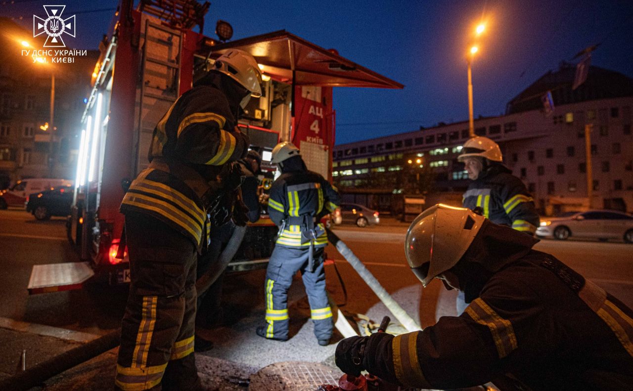 Вогнеборці працюють на Солом’янці. Фото: ГУ ДСНС у м.Києві