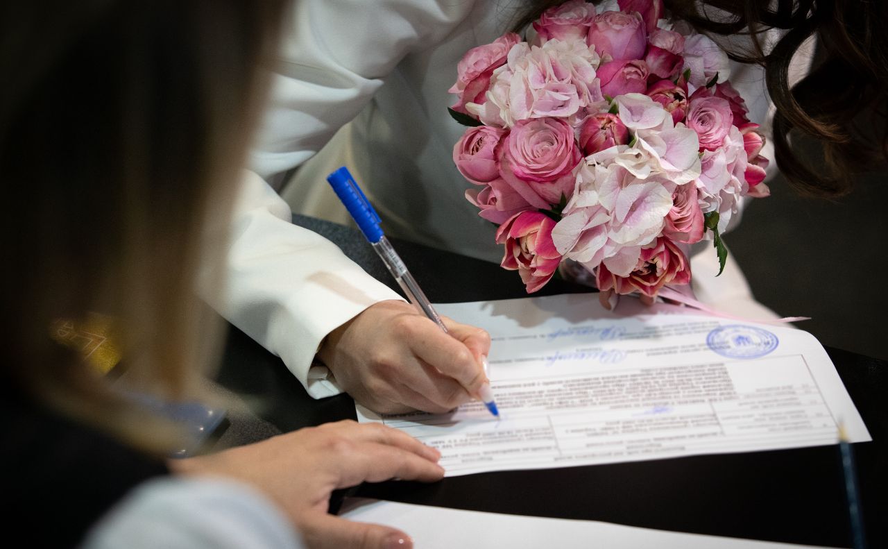 Сьогодні перші пари одружились у ЦНАПах. Фото: Олексій Самсонов