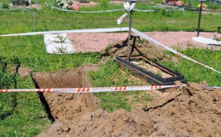На цвинтарі Макарова знайшли небезпечну знахідку. Фото: поліція Київщини.