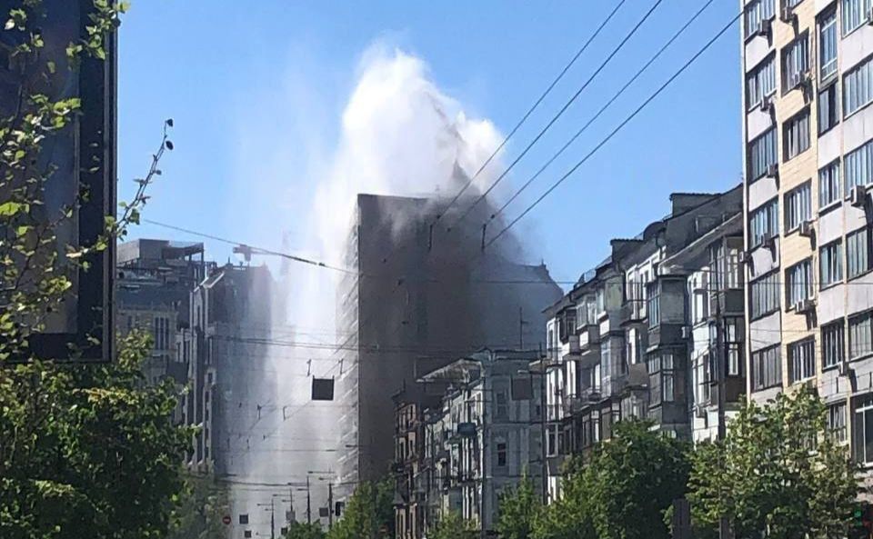 Напір підіймає воду до вікон сусідньої багатоповерхівки. Фото: ТРК «Київ»