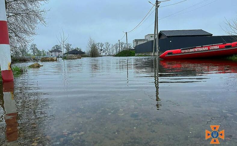 Під Києвом залишаються підтопленими заплавні території. Фото: ДСНС