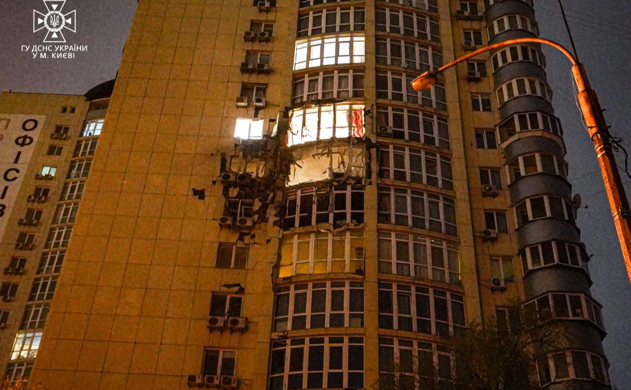 Житловий будинок з пошкодженими квартирами через збитий ірансько-російський дрон. Фото: ДСНС України у м.Києві
