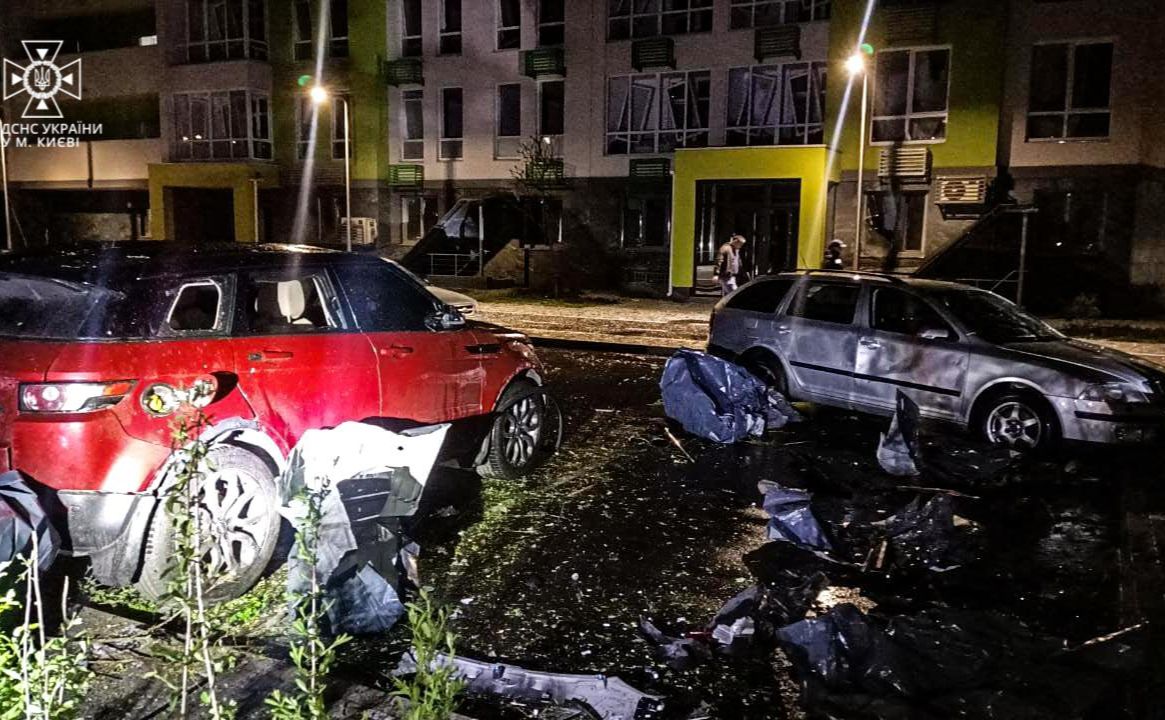 Один з київських дворів, куди потрапив фрагмент збитого ППО ворожого дрона. Фото: ГУ ДСНС у м.Києві
