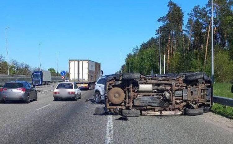 Автівка перевернулась. Фото: Поліція Київської області