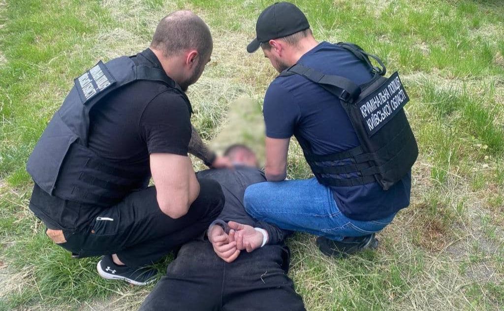 Гвалтівника скрутили поліцейські. Фото: пресслужба поліції Київщини