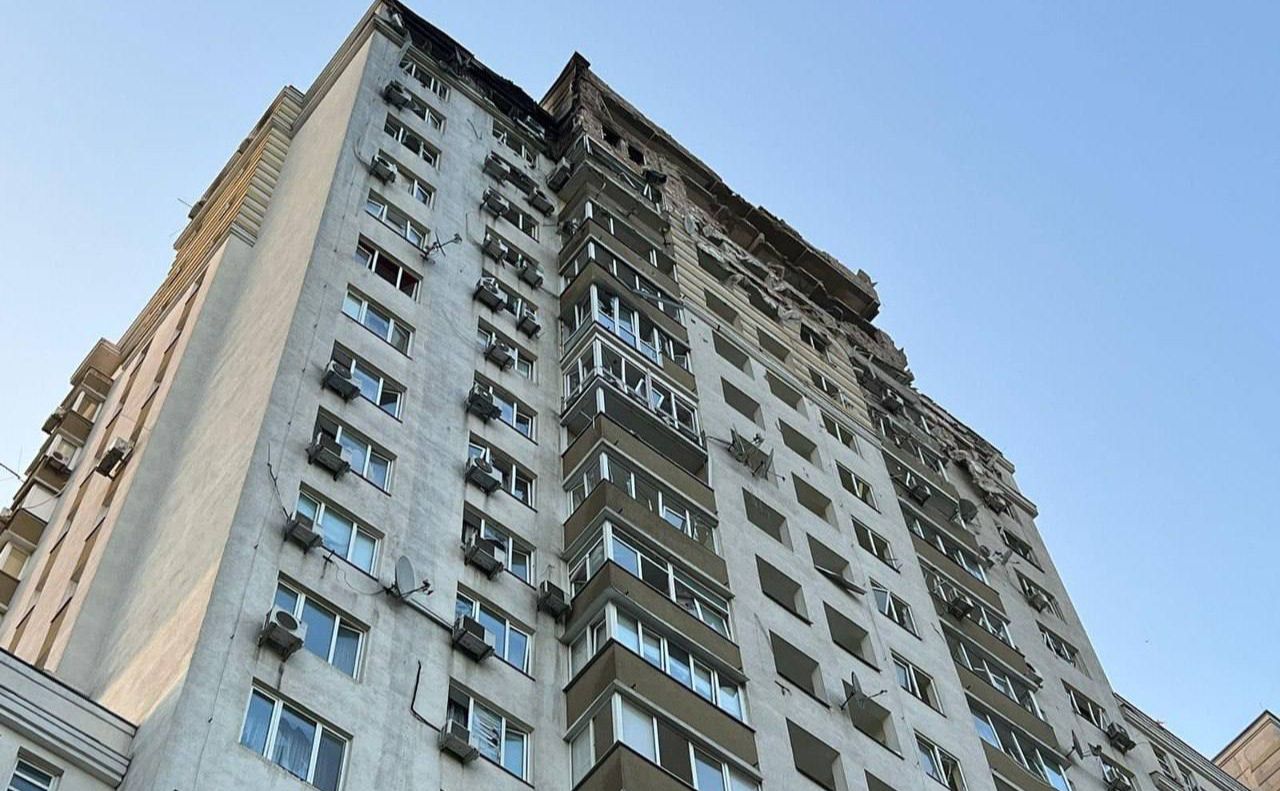 Так на ранок 31 травня виглядає пощкоджений збитим безпілотником будинок у Голосіївському районі. Фото: Нацполіція