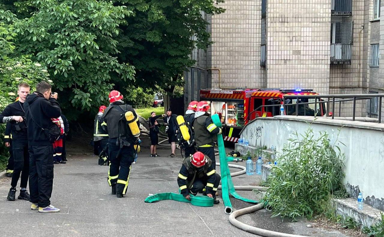 Рятувальники біля пошкодженого збитим дроном будинку у Києві. Фото: Нацполіція