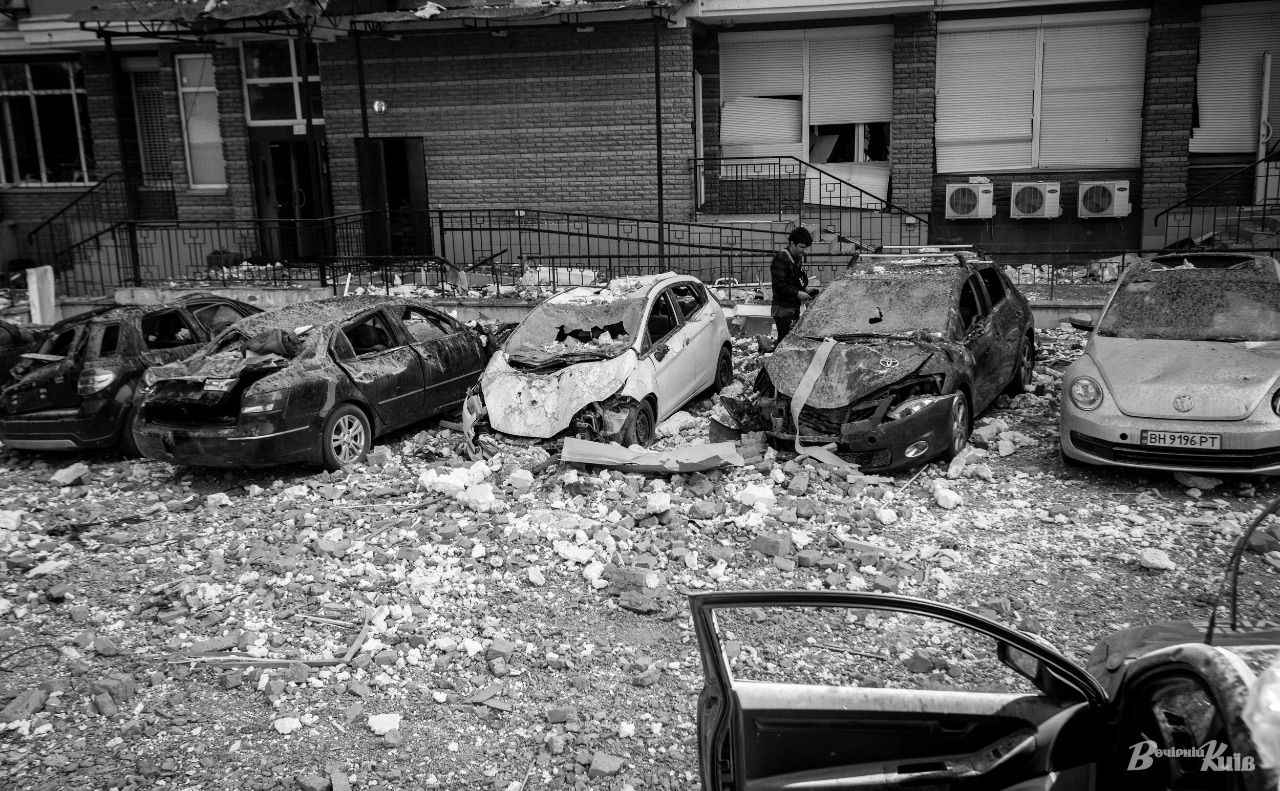 Під будинком уламками цегли та скла понищили припарковані автомобілі. Фото: Олексій Самсонов