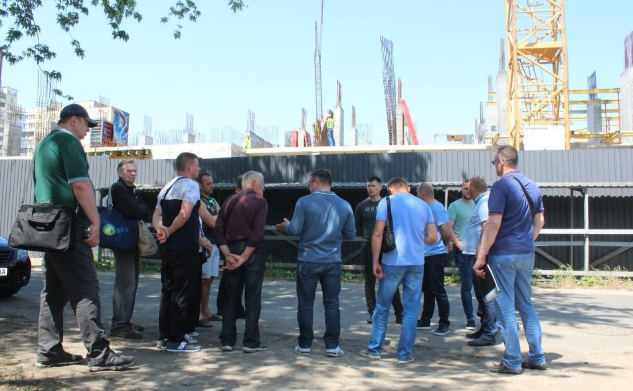 Незаконне будівництво зафіксували під час виїзного засідання робочої групи земельної комісії Київради. Фото: фейсбук Миколи Калашника