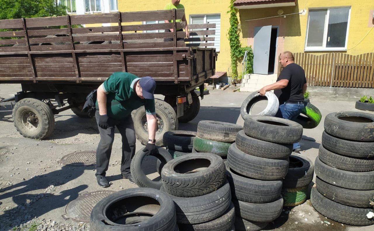 Комунальники вивезли старі автопокришки з вулиць Дарницького району