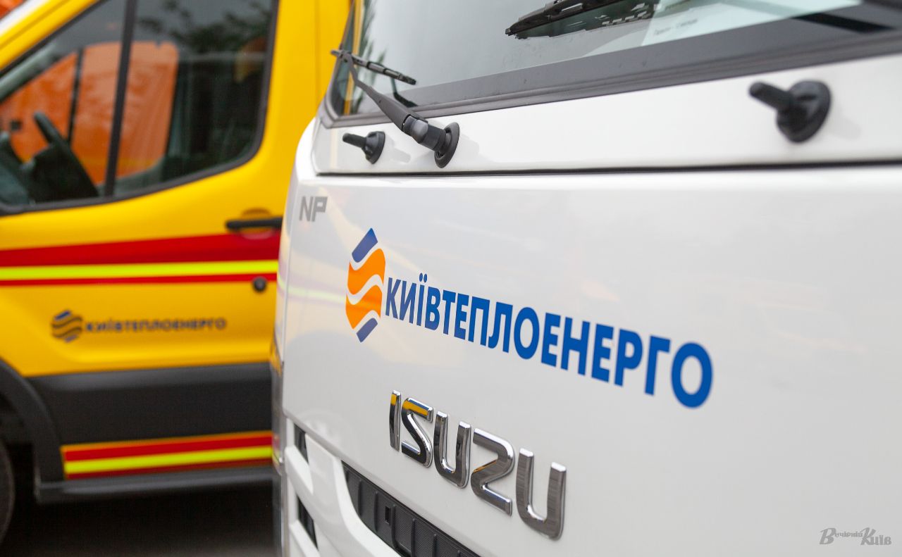 КП «Київтеплоенерго» почало ремонт пошкодженої нічним обстрілом труби. Ілюстративне фото: Олексій Самсонов