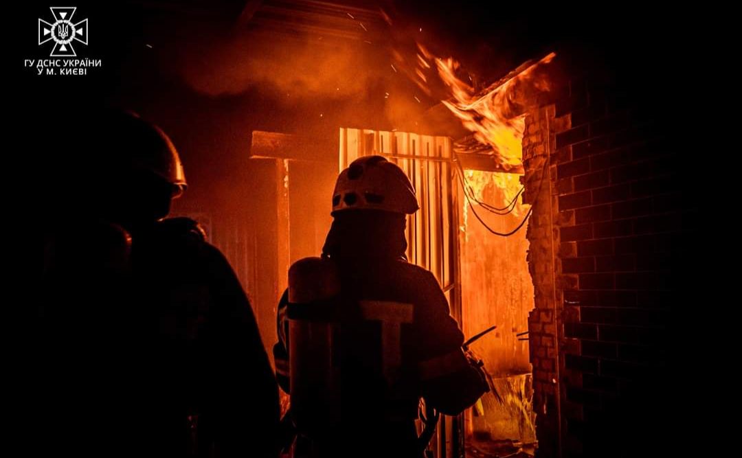 Загоряння сталось у двоповерховій недобудованій будівлі. Фото: ДСНС
