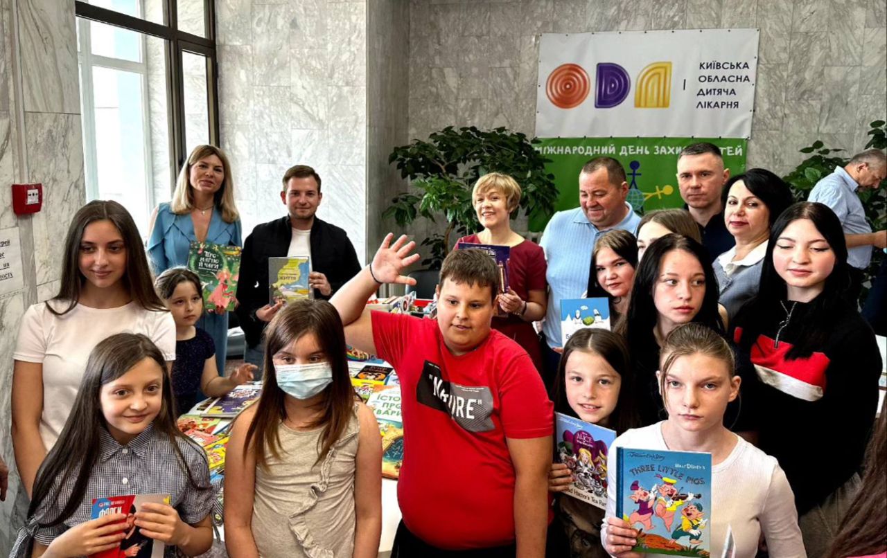 Читання допоможе дітям, які лікуються, відволіктися. Фото: КП «Міський магазин»