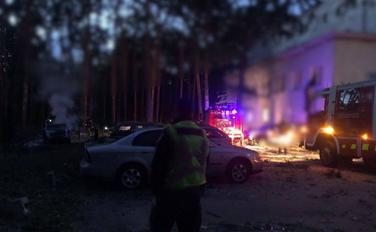 Під час ліквідації загоряння через уламок ракети на Київщині. Фото: Поліція Київської області