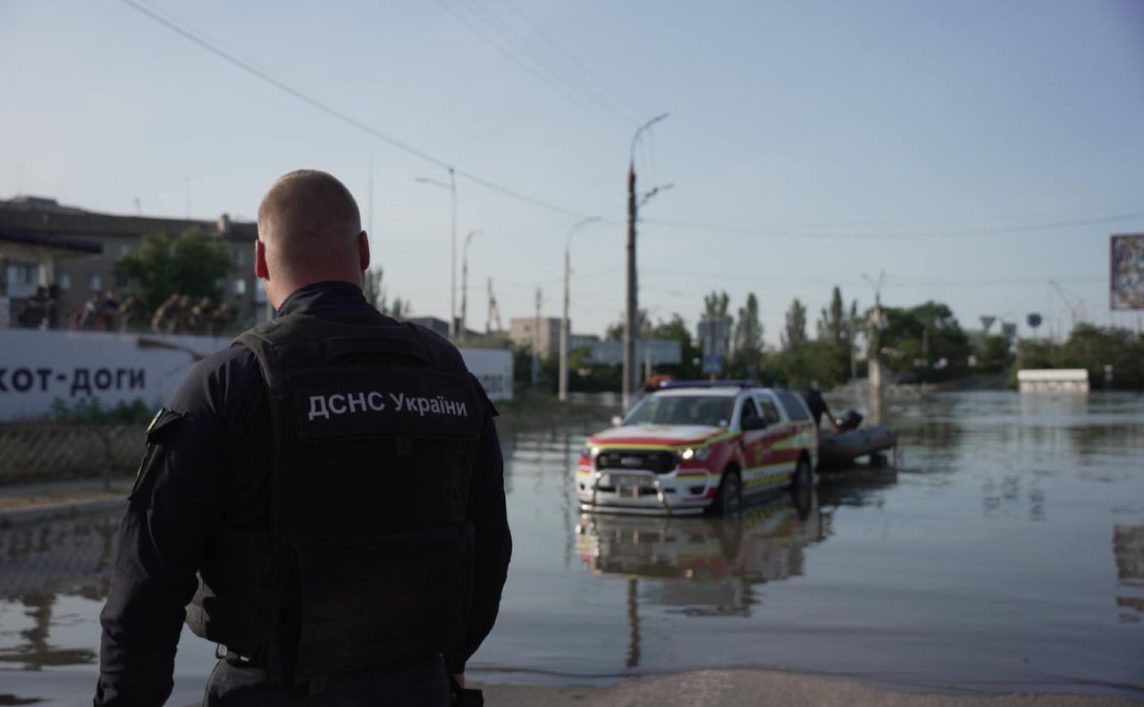 Рятувальники продовжують ліквідовувати наслідки росіського терору. Фото: ДСНС