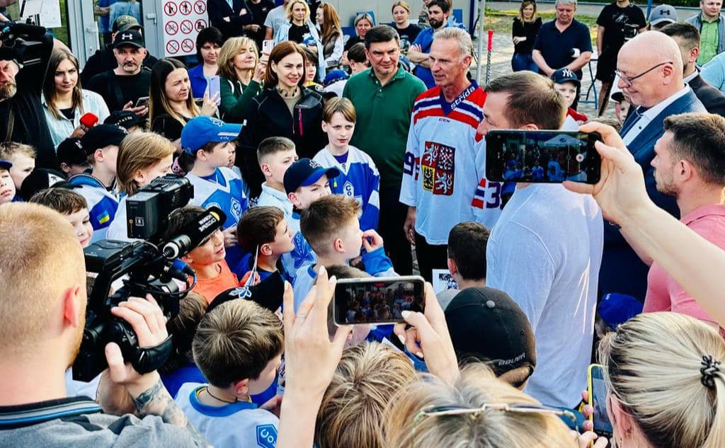 Домінік Гашек серед юних хокеїстів. Фото: Юлія Хан/Facebook
