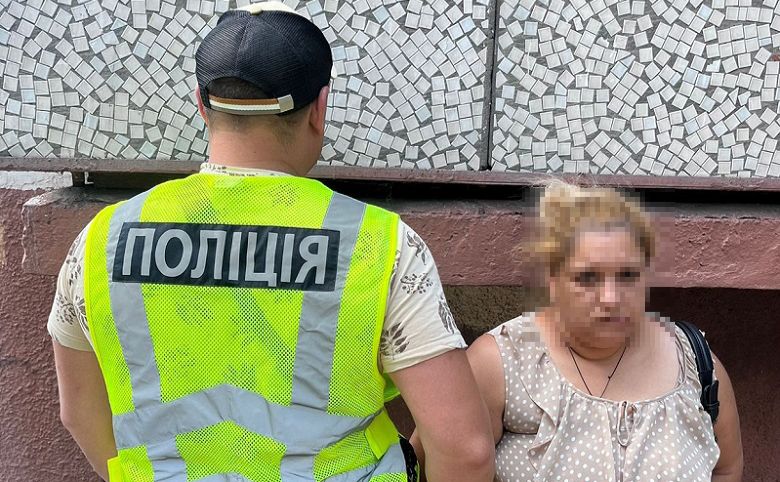 Поліція з однією з аферисток. Фото: Поліція Києва
