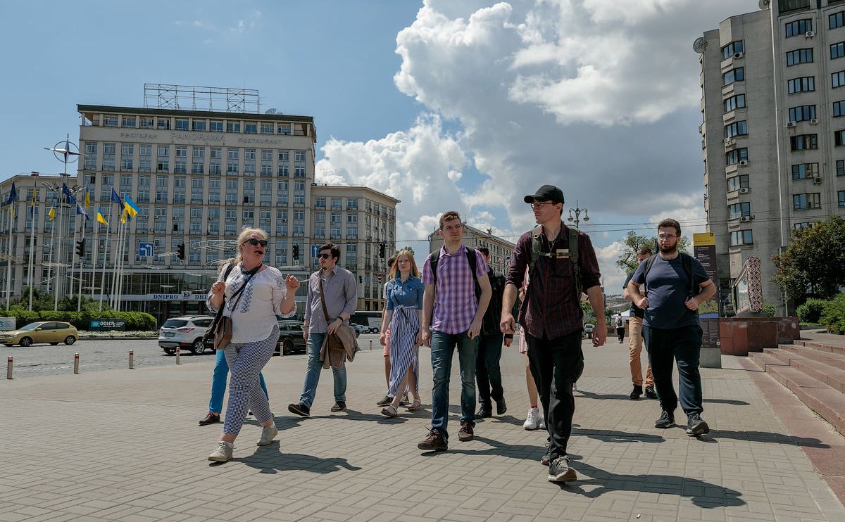 На прогулянці розказують про важливі сторінки новітньої історії. Фото: Музей Майдану