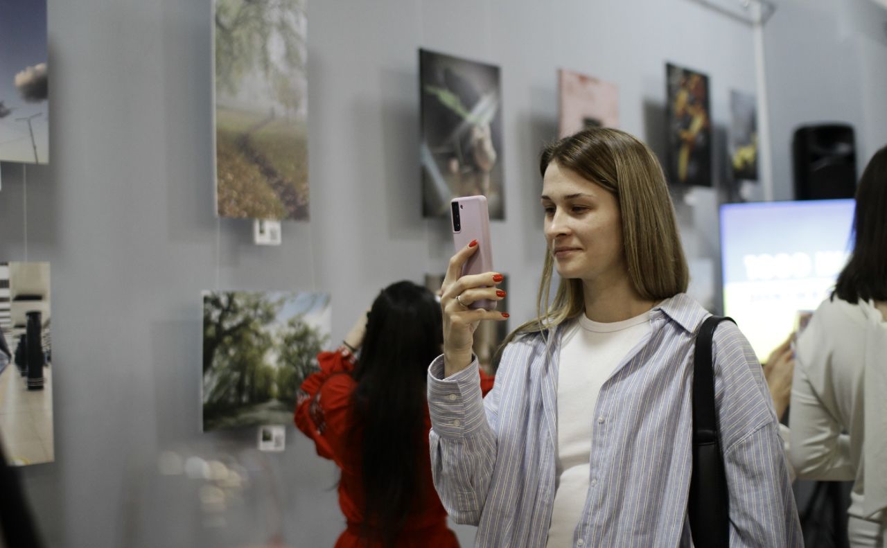 В експозиції представлені фотороботи, зроблені на смартфон. Фото: Денис Сухінін