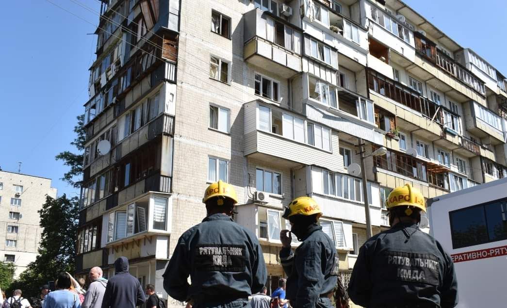 Рятувальники на місці падіння улмаків збитої ракети 1 червня у Деснянському районі Києва. Фото: КАРС