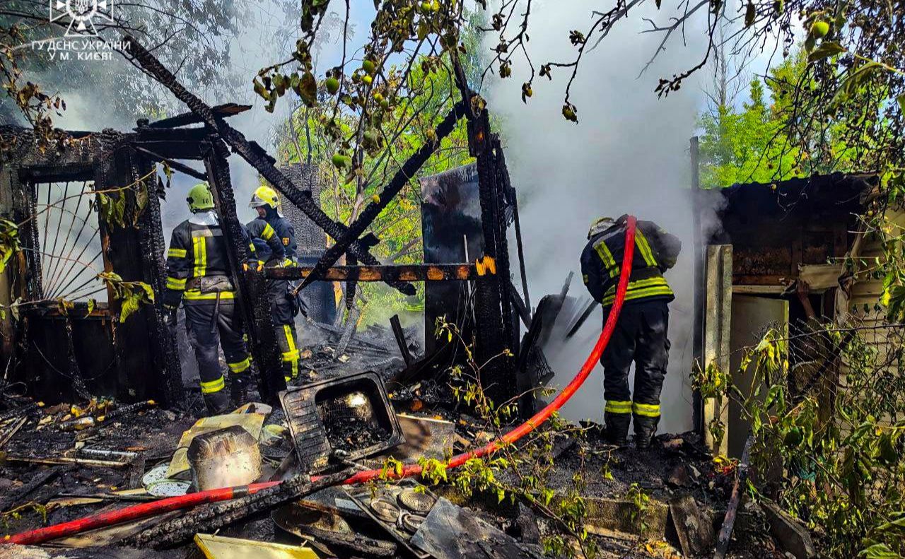 Рятувальники під час гасіння пожежі. Фото: ГУ ДСНС у м.Києві