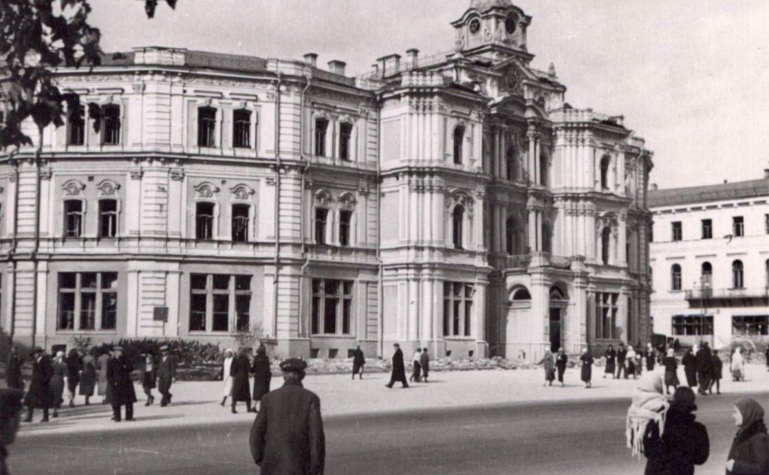 Міська дума а кияни у вересні 1941 року. Фото: Інтернет — аукціон