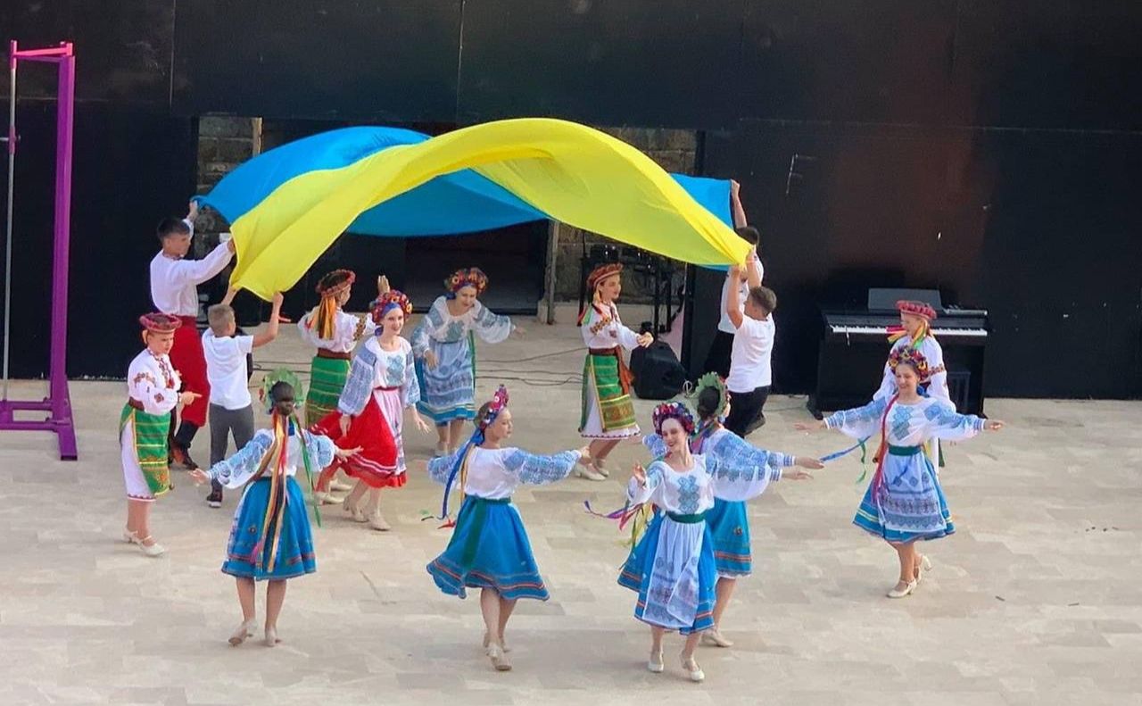 Виступи українських дітей у Туреччині проходять з аншлагом. Фото: МБФ «Соняшник»