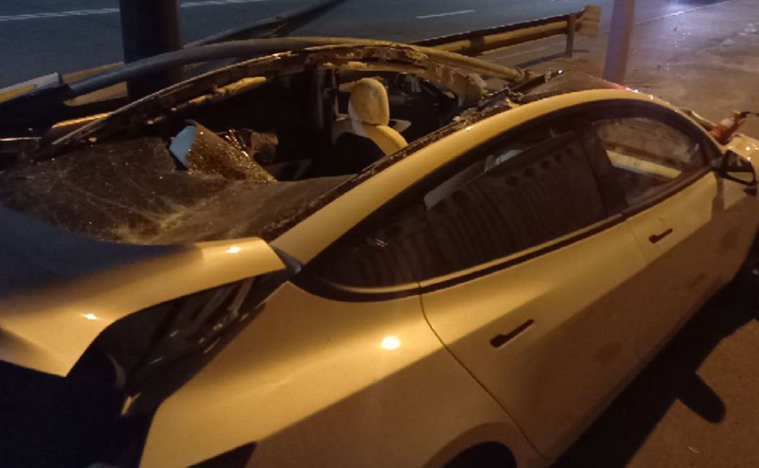 Водій Tesla не впорався з управлінням. Фото: Патрульна поліція Києва